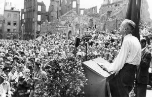 Aufnahmedatum: 01.06.1947 Der SPD-Parteivorsitzende Dr. Kurt Schumacher während seiner Rede auf dem Römerberg in Frankfurt am Main bei einer Großkundgebung der SPD. (Copyright: Süddeutsche Zeitung Photo)